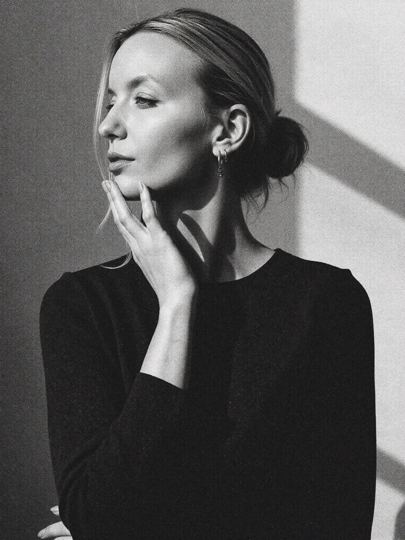 Retrato de perfil en blanco y negro